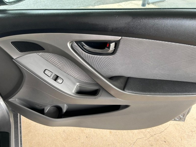 Hyundai Elantra Vehicle Full-screen Gallery Image 18
