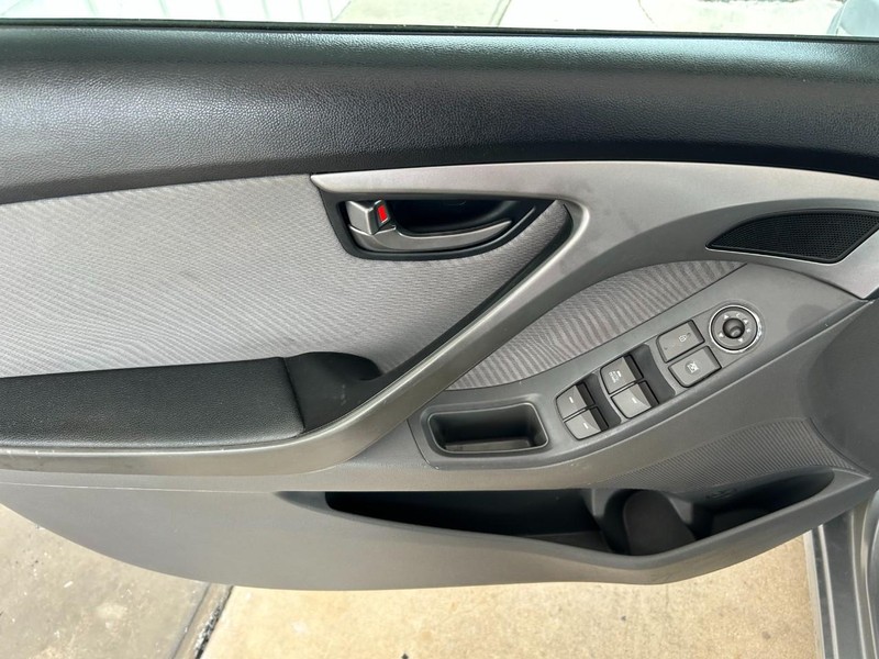 Hyundai Elantra Vehicle Full-screen Gallery Image 19