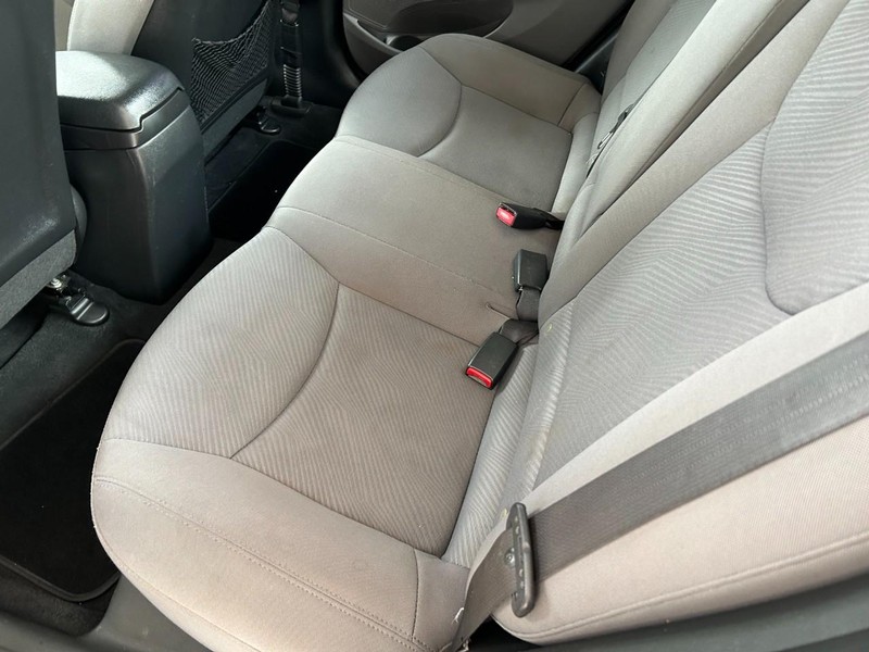 Hyundai Elantra Vehicle Full-screen Gallery Image 20