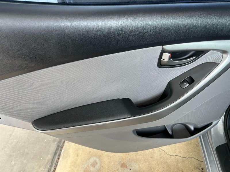 Hyundai Elantra Vehicle Full-screen Gallery Image 21