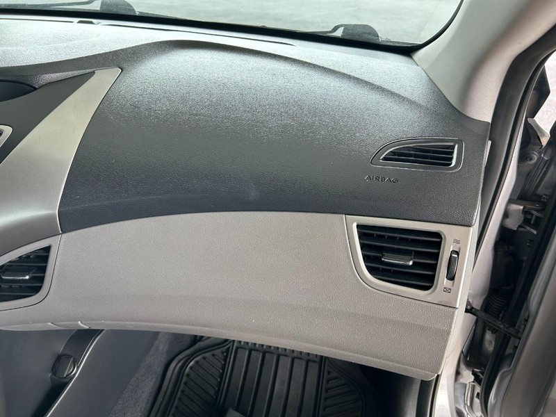 Hyundai Elantra Vehicle Full-screen Gallery Image 22