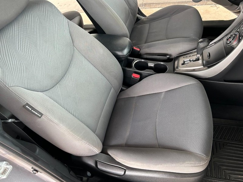 Hyundai Elantra Vehicle Full-screen Gallery Image 23