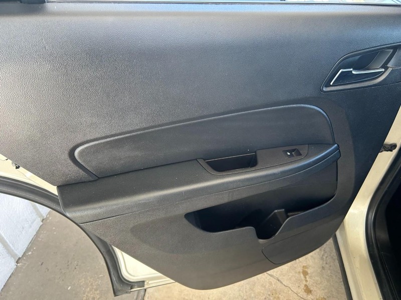 Chevrolet Equinox Vehicle Full-screen Gallery Image 23