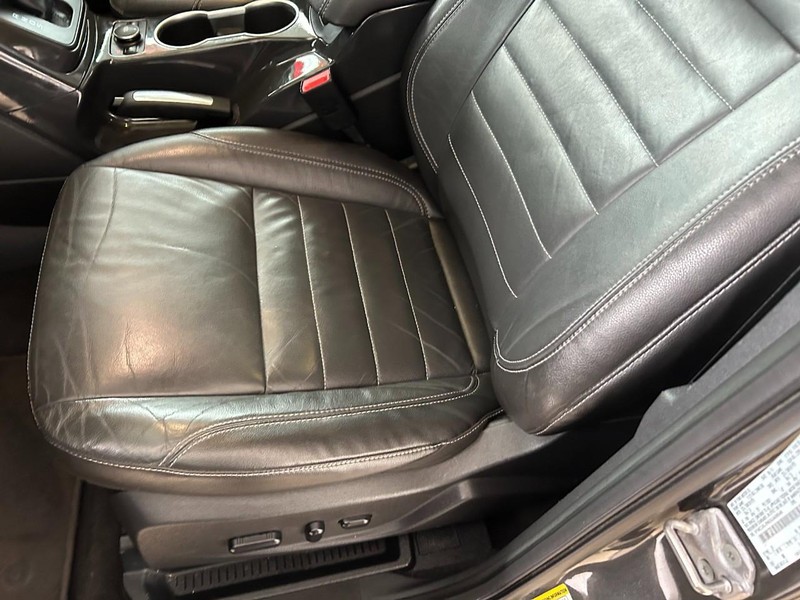 Ford Escape Vehicle Full-screen Gallery Image 18