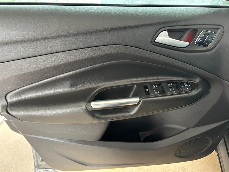 Ford Escape Vehicle Full-screen Gallery Image 21