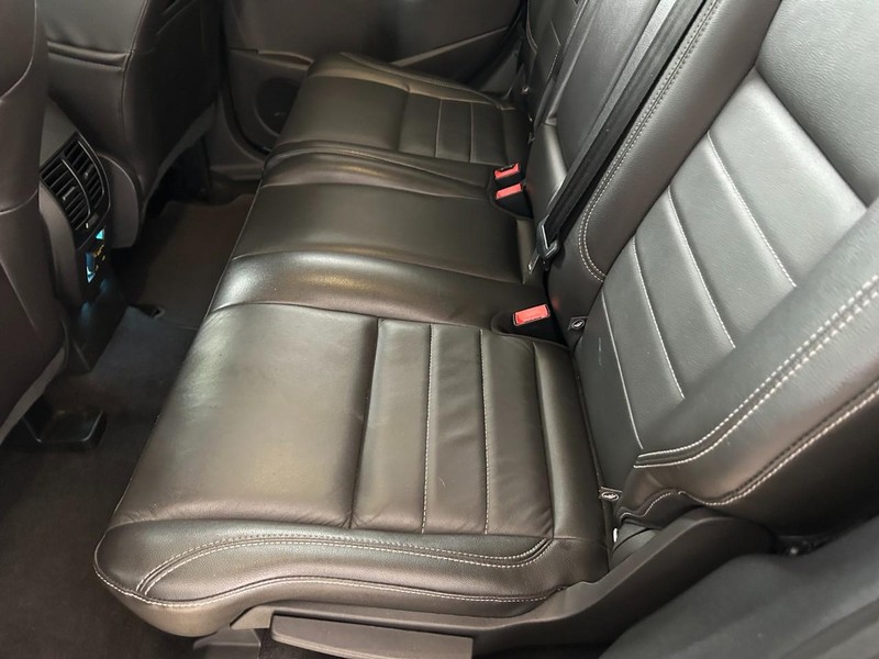 Ford Escape Vehicle Full-screen Gallery Image 22