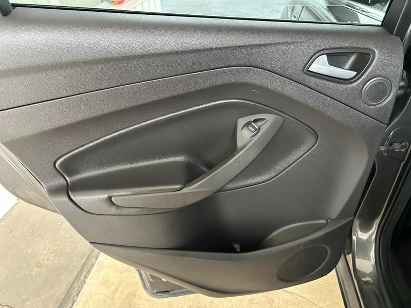 Ford Escape Vehicle Full-screen Gallery Image 24