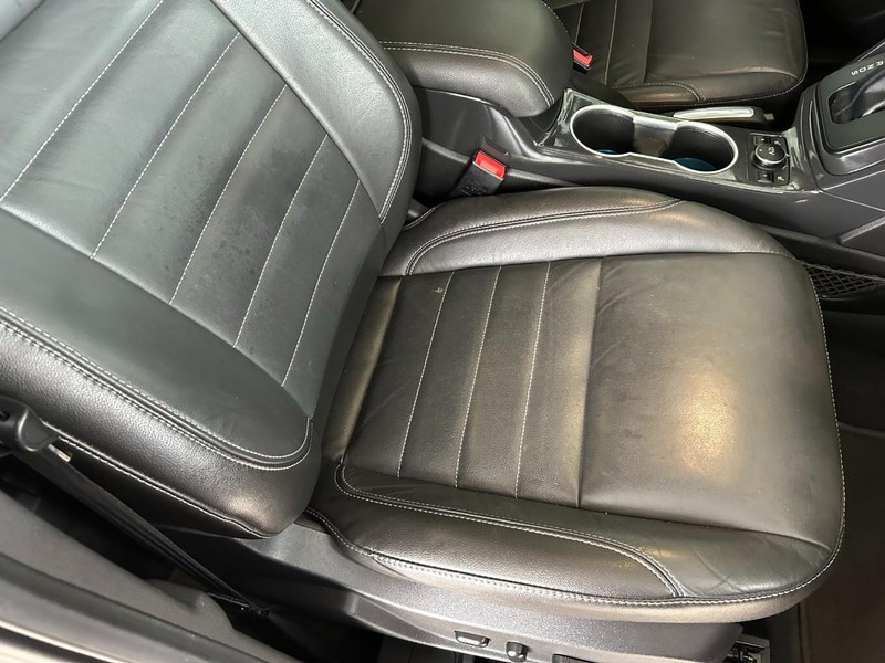 Ford Escape Vehicle Full-screen Gallery Image 26