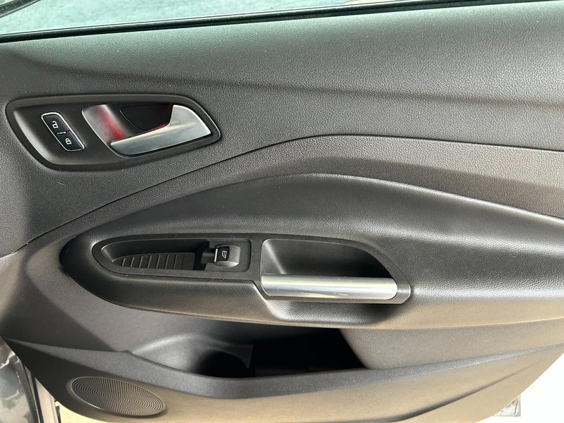 Ford Escape Vehicle Full-screen Gallery Image 28