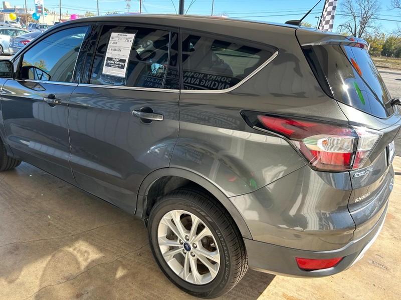 Ford Escape Vehicle Full-screen Gallery Image 06