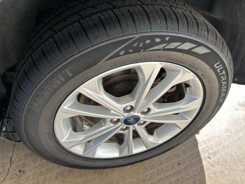 Ford Escape Vehicle Full-screen Gallery Image 08