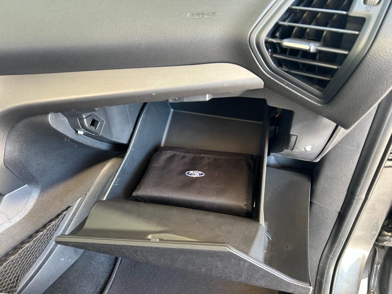 Ford Escape Vehicle Full-screen Gallery Image 19