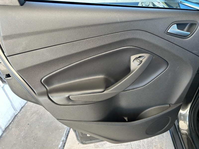 Ford Escape Vehicle Full-screen Gallery Image 22