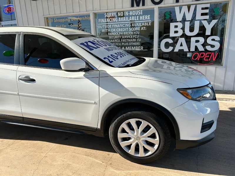 Nissan Rogue Vehicle Full-screen Gallery Image 04