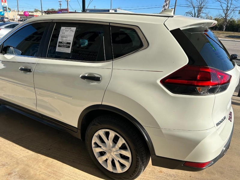 Nissan Rogue Vehicle Full-screen Gallery Image 06