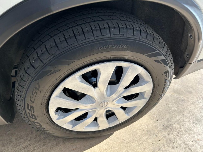 Nissan Rogue Vehicle Full-screen Gallery Image 07