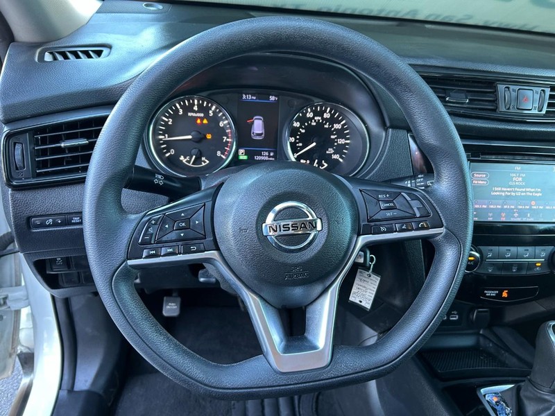 Nissan Rogue Vehicle Full-screen Gallery Image 11