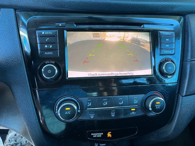 Nissan Rogue Vehicle Full-screen Gallery Image 12