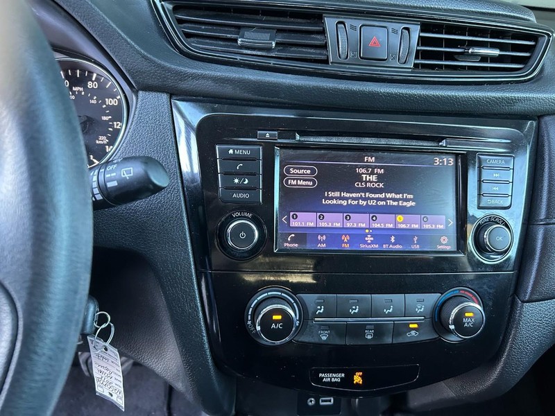 Nissan Rogue Vehicle Full-screen Gallery Image 13