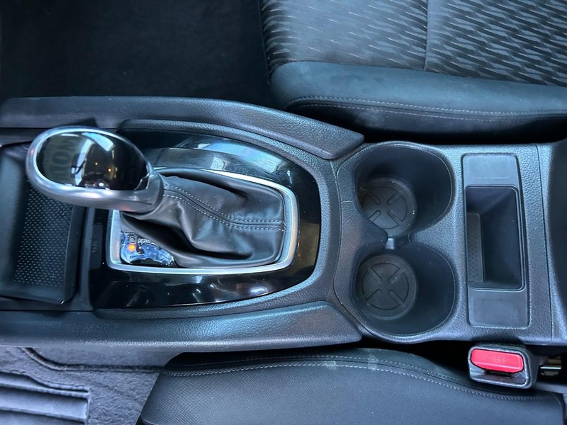 Nissan Rogue Vehicle Full-screen Gallery Image 14