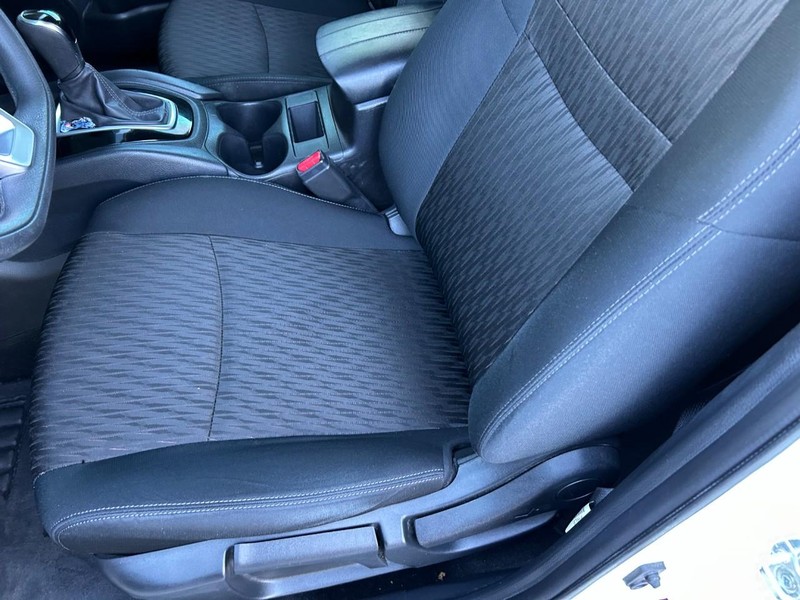 Nissan Rogue Vehicle Full-screen Gallery Image 16