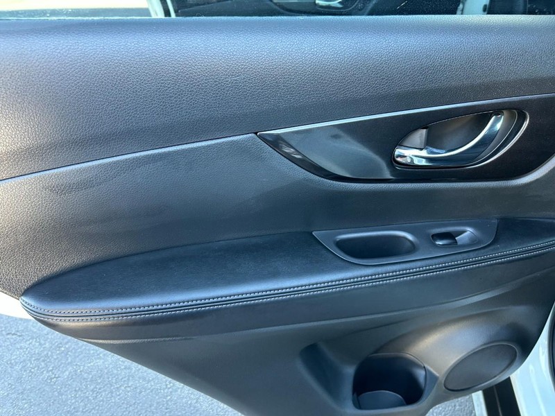 Nissan Rogue Vehicle Full-screen Gallery Image 19