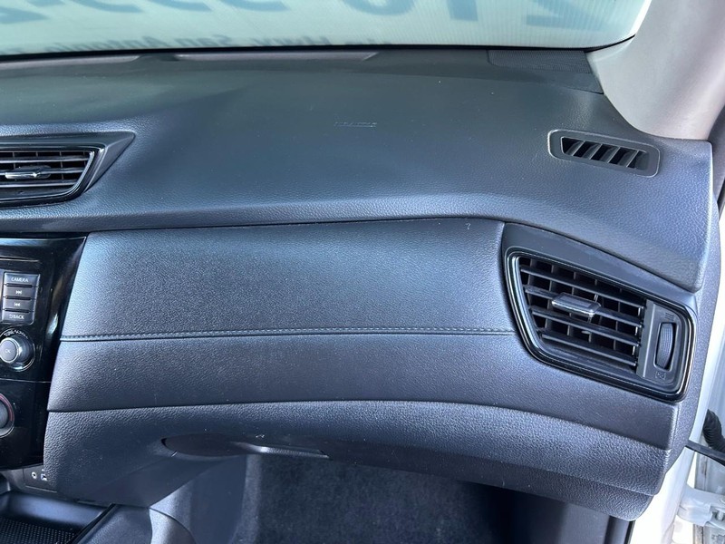 Nissan Rogue Vehicle Full-screen Gallery Image 21