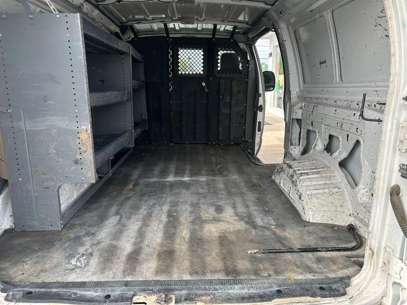 Ford Econoline Cargo Van Vehicle Full-screen Gallery Image 19