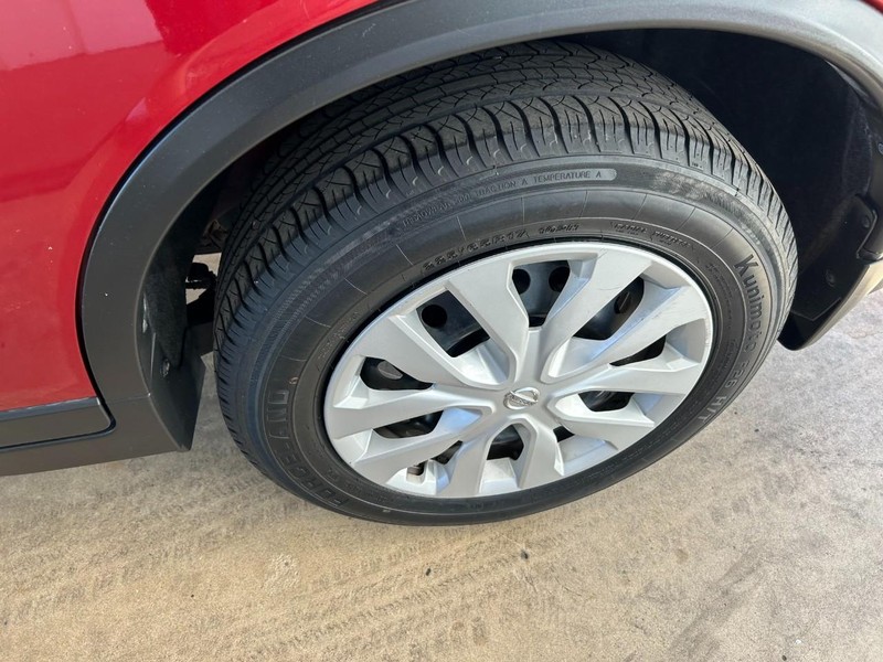 Nissan Rogue Vehicle Full-screen Gallery Image 07