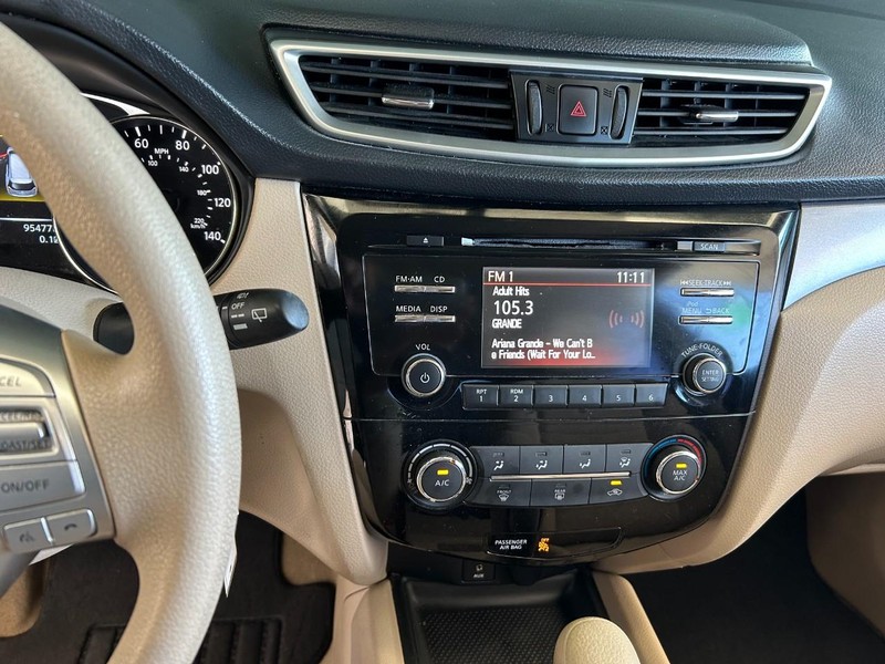 Nissan Rogue Vehicle Full-screen Gallery Image 15