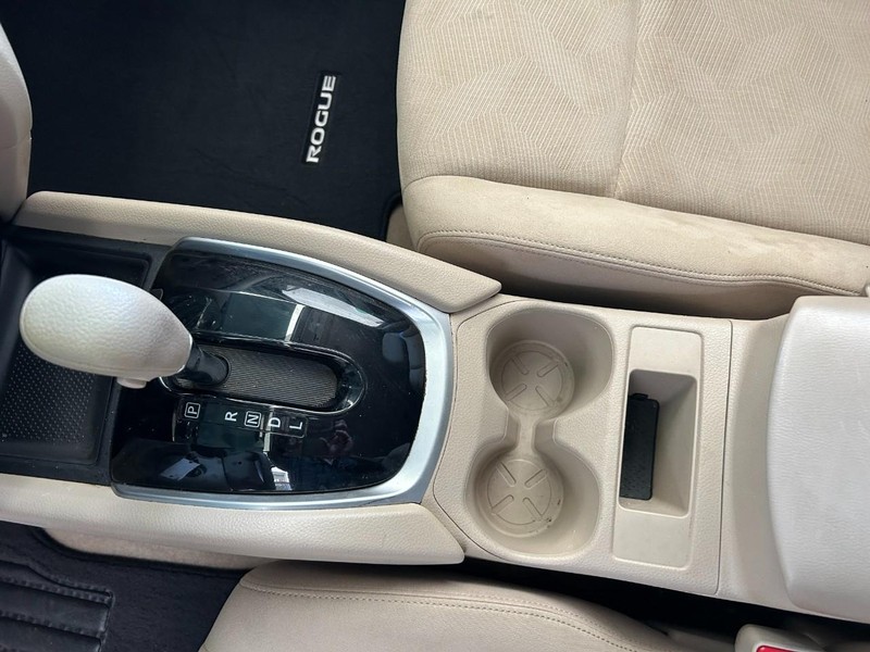 Nissan Rogue Vehicle Full-screen Gallery Image 16