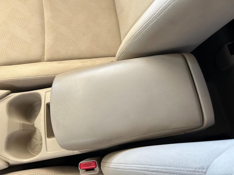 Nissan Rogue Vehicle Full-screen Gallery Image 17