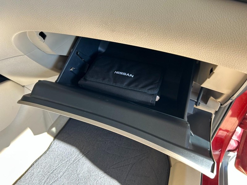 Nissan Rogue Vehicle Full-screen Gallery Image 18