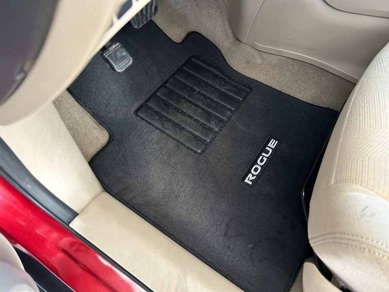 Nissan Rogue Vehicle Full-screen Gallery Image 21