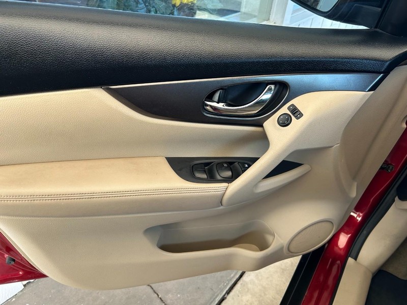 Nissan Rogue Vehicle Full-screen Gallery Image 22