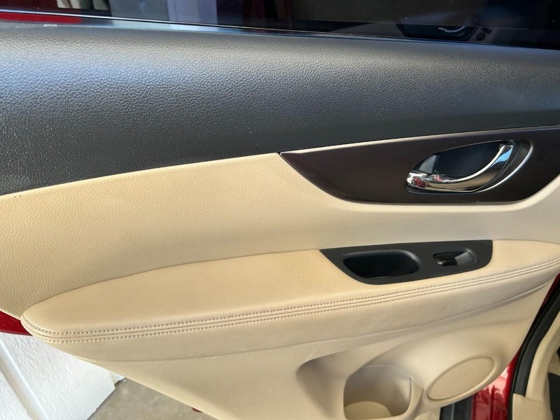 Nissan Rogue Vehicle Full-screen Gallery Image 25