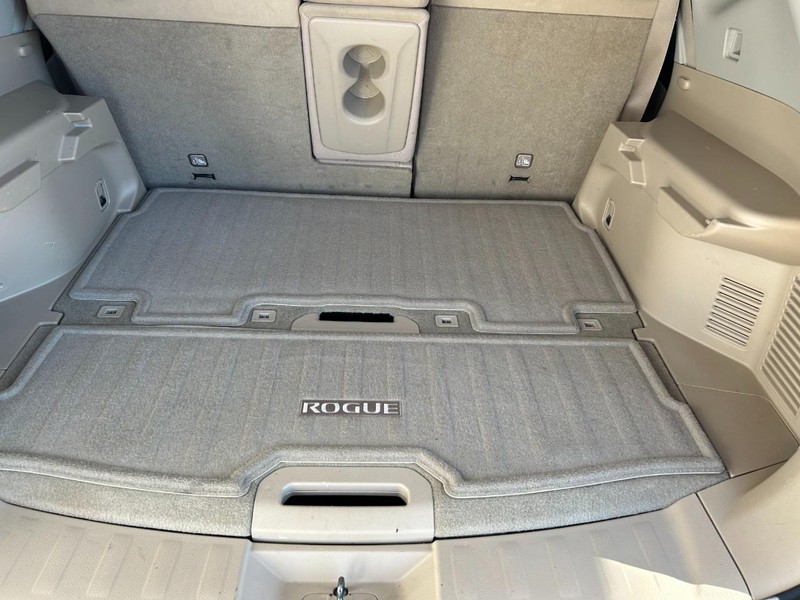 Nissan Rogue Vehicle Full-screen Gallery Image 26