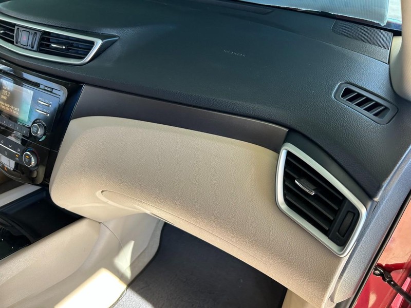 Nissan Rogue Vehicle Full-screen Gallery Image 27