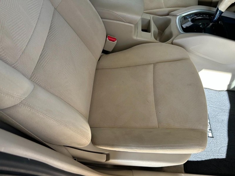 Nissan Rogue Vehicle Full-screen Gallery Image 28