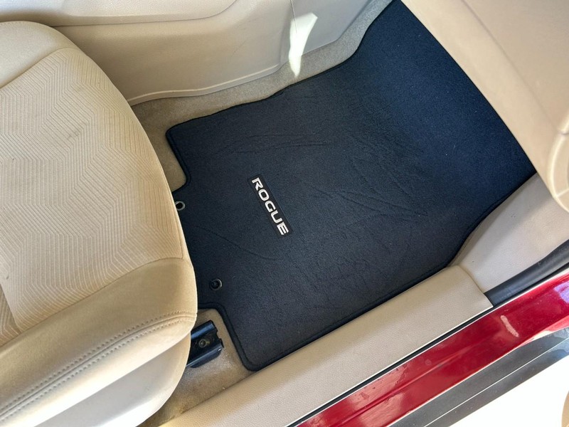 Nissan Rogue Vehicle Full-screen Gallery Image 29