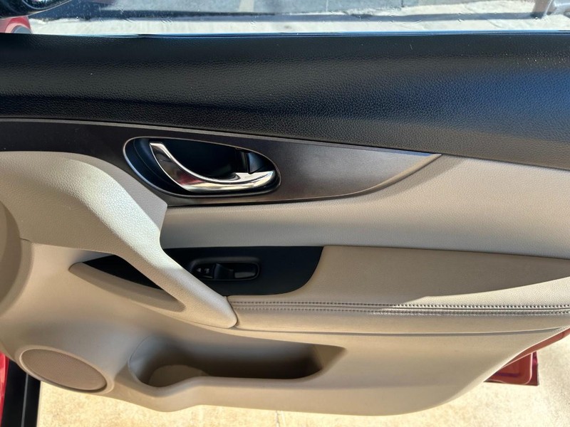 Nissan Rogue Vehicle Full-screen Gallery Image 30