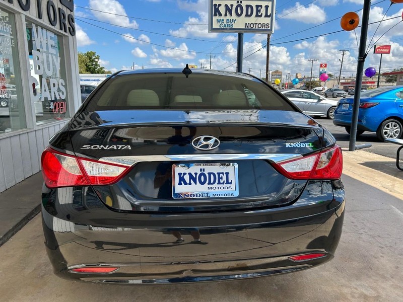 Hyundai Sonata Vehicle Full-screen Gallery Image 03