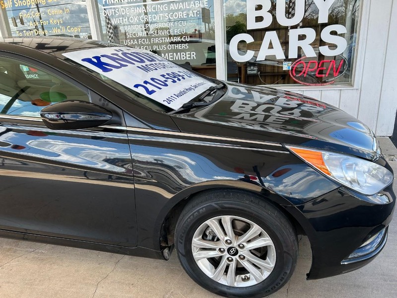 Hyundai Sonata Vehicle Full-screen Gallery Image 04