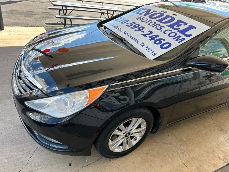 Hyundai Sonata Vehicle Full-screen Gallery Image 05