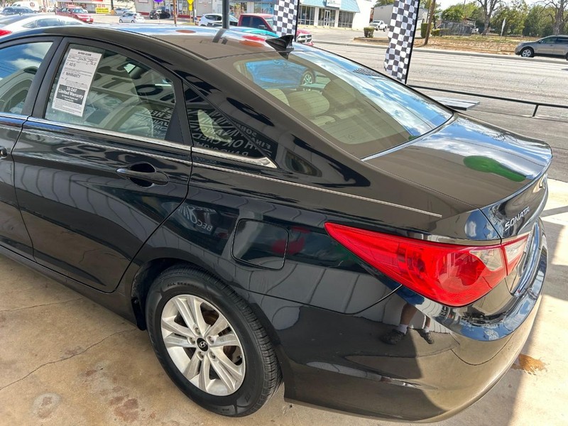 Hyundai Sonata Vehicle Full-screen Gallery Image 06