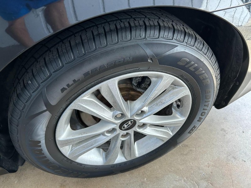 Hyundai Sonata Vehicle Full-screen Gallery Image 08