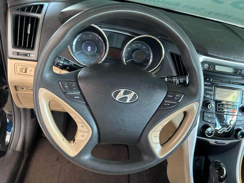 Hyundai Sonata Vehicle Full-screen Gallery Image 10