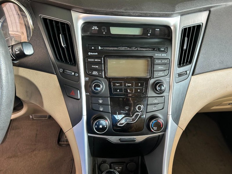 Hyundai Sonata Vehicle Full-screen Gallery Image 11