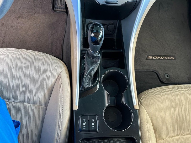 Hyundai Sonata Vehicle Full-screen Gallery Image 12