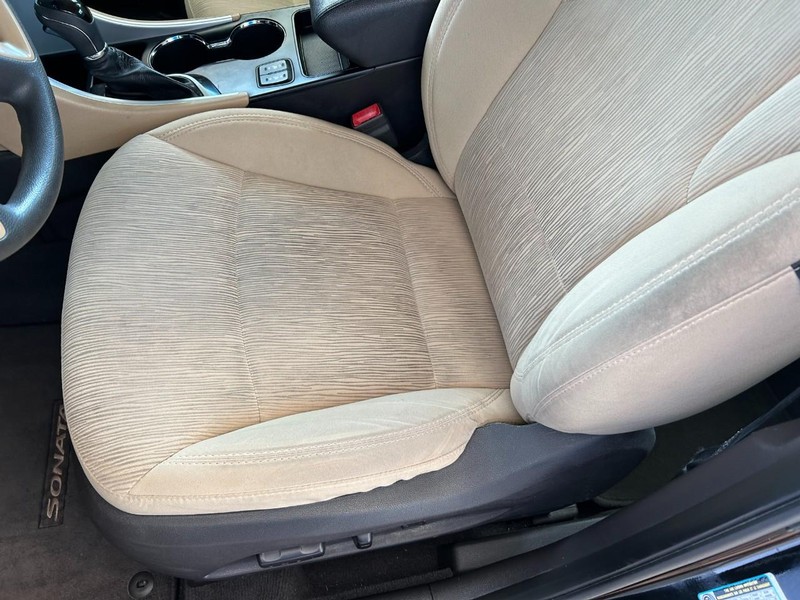 Hyundai Sonata Vehicle Full-screen Gallery Image 14